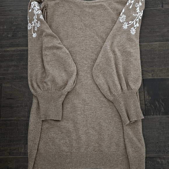 Rain + Rose Women's Embroidered Sweater - sz lg - Picture 1 of 3
